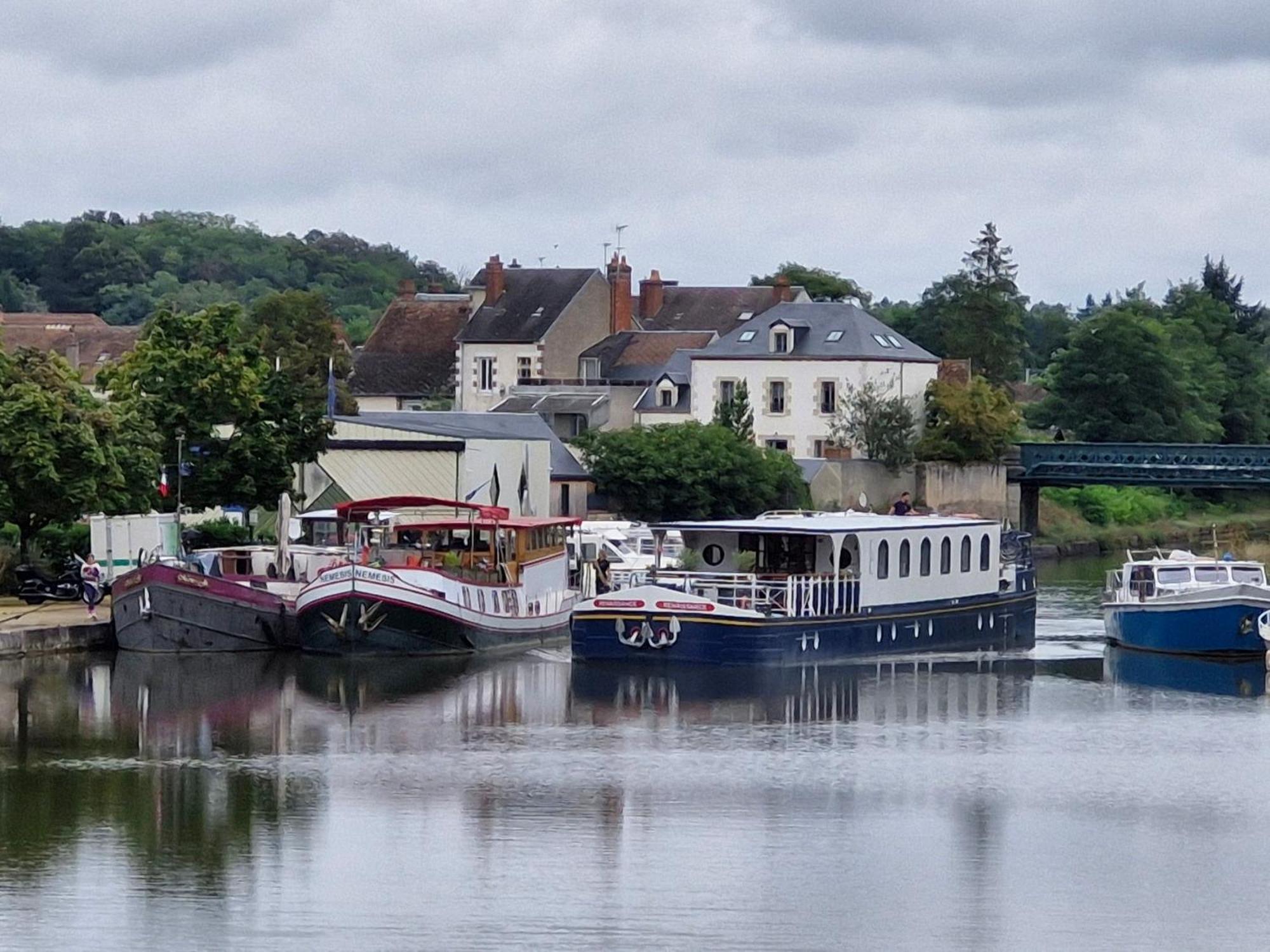 Gite Spacieux A Briare Avec Terrasse, Ideale Pour Familles Et Seminaires, Animaux Acceptes. - Fr-1-590-371 エクステリア 写真